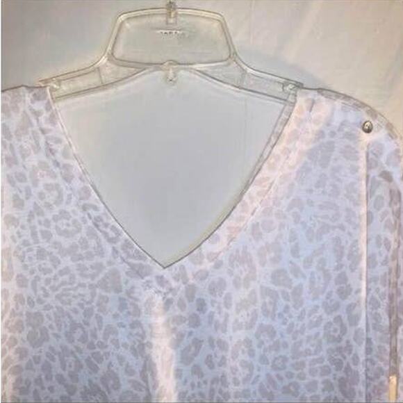 Light Gray Leopard Cheetah Print V-Neck Top Slouchy Oversized Fit Size Medium - Picture 3 of 5